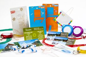 Billetterie, cartes de fidélité, badges d'identification, système d'attaches et élastique