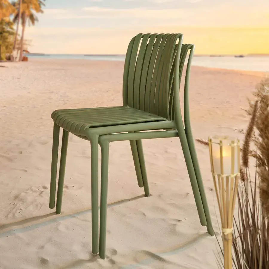 chaise extérieure empilable sur plage