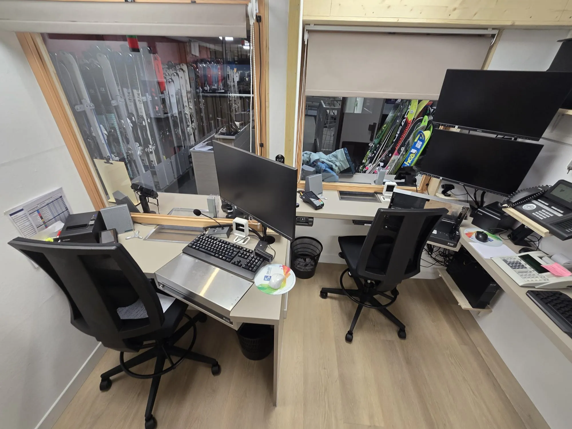 guichet d'accueil, vue intérieure du poste de travail de l'agent