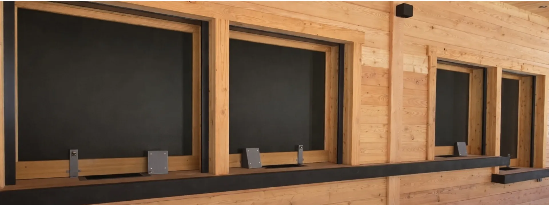 exemple de guichet vitré sécurisé par Loisirs Equipements