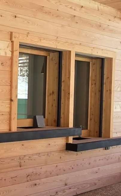 guichet vitré avec guichet pmr